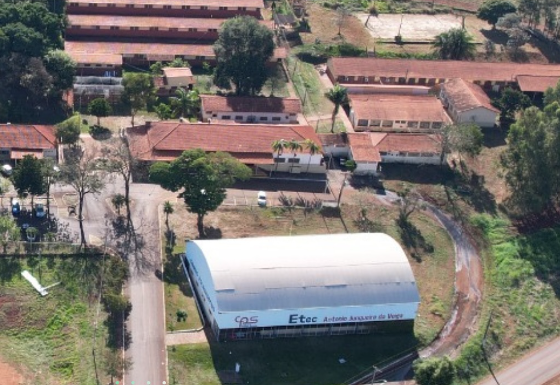 Imagem feita de drone sobrevoando a etec